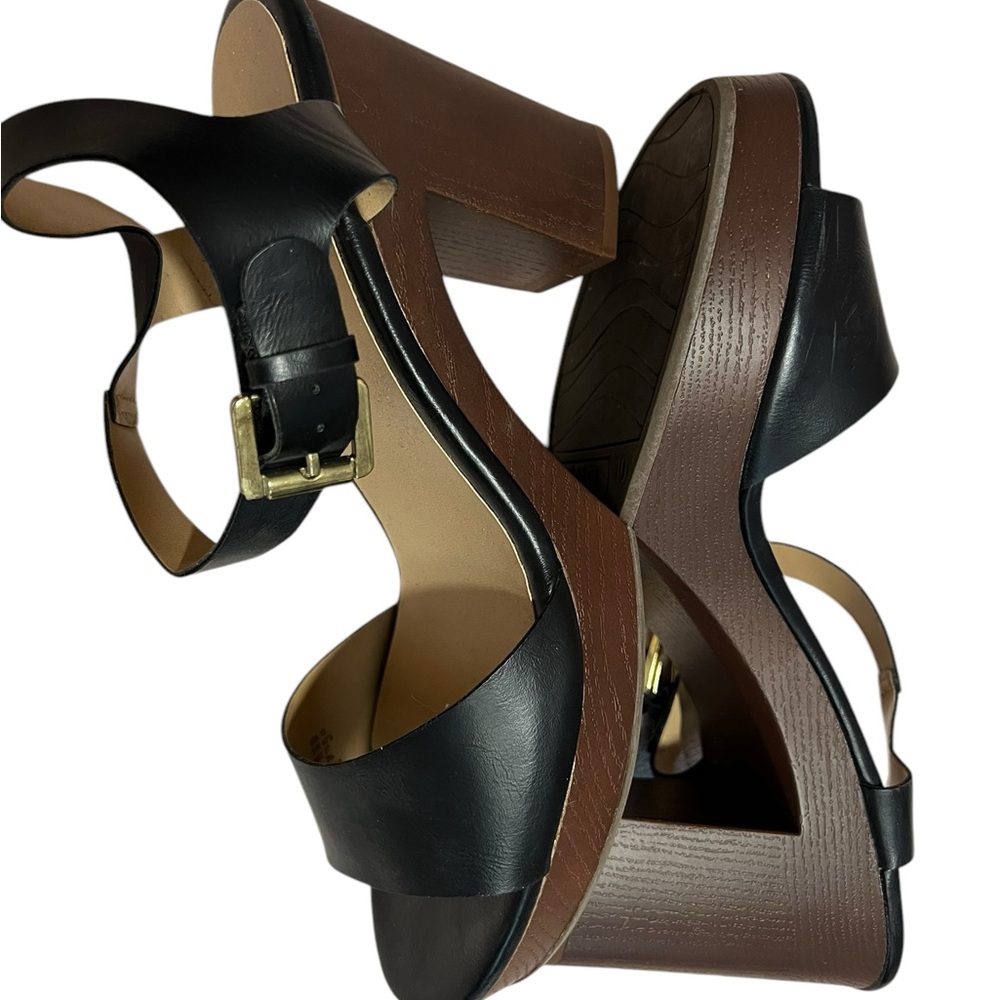 Elevate your wardrobe with these black Bash sandals! 🖤